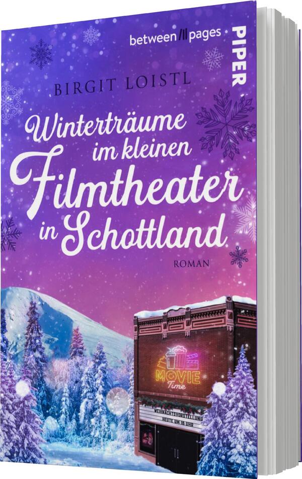 Das Buchcover zeigt eine winterliche Szene mit schneebedeckten Bäumen und einem kleinen Filmtheater im Vordergrund. Der Himmel ist in sanften Lila- und Blautönen gehalten, durchsetzt mit zarten Schneeflocken. Die Titelzeile „Winterträume im kleinen Filmtheater in Schottland“ ist in eleganter, geschwungener Schrift in Weiß dargestellt, während der Autorinnenname „Birgit Loisl“ darüber in kräftiger, dunkelblauer Schrift platziert ist. Oben rechts steht das Logo des Verlags „Piper“.