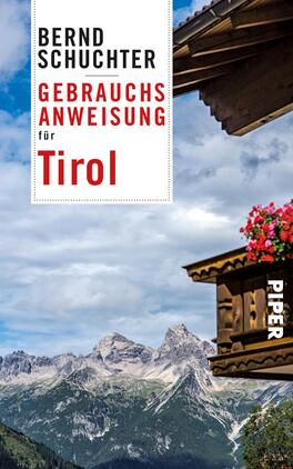 Gebrauchsanweisung für Tirol Das Buchcover zeigt eine malerische alpine Landschaft mit hohen Bergen im Hintergrund und einer traditionellen Tiroler Hütte im Vordergrund. Die Hütte ist aus Holz gebaut und hat ein blühendes Fenster mit roten Blumen. Die Farbgebung ist harmonisch, mit natürlichen Grüntönen und dem Blau des Himmels. Der Titel „Gebrauchs-anweisung für Tirol“ sowie der Autorennamen „Bernd Schuchter“ sind in auffälliger roter und schwarzer Schrift gesetzt, während das Wort „PIPER“ in weißer Schrift am unteren rechten Rand erscheint. Die Komposition vermittelt eine einladende, gemütliche Atmosphäre.