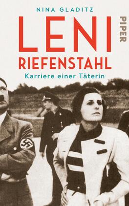 Leni Riefenstahl Das Buchcover zeigt eine historische Fotografie in Schwarz-Weiß von Leni Riefenstahl, die im Vordergrund steht, während eine Gruppe männlicher Personen im Hintergrund sichtbar ist. Der Titel „LENI RIEFENSTAHL“ ist in kräftigem Rot geschrieben, während der Untertitel „Karriere einer Täterin“ in kleinerer, schwarzer Schrift darunter steht. Oben links ist der Name der Autorin „Nina Gladitz“ in blauer Schrift platziert. Der Gesamteindruck ist ernst und geprägt von einem historischen Kontext.