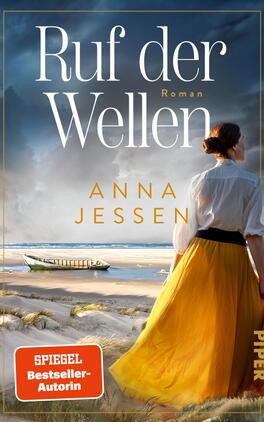 Ruf der Wellen Das Buchcover zeigt eine Frau mit langen, welligen Haaren, die in einem weißen Oberteil und einem langen, goldgelben Rock am Ufer steht, mit dem Blick auf das Meer gerichtet. Im Hintergrund sind dramatische Wolken und ein Boot zu sehen. Der Titel „Ruf der Wellen“ ist in großen, eleganten Buchstaben in Weiß und Gold gehalten, während der Name der Autorin „ANNA JESSEN“ darunter in Gelb erscheint. Ein rotes Feld im unteren linken Bereich trägt den Text „SPIEGEL Bestseller-Autorin“.