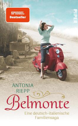 Belmonte Das Buchcover zeigt eine Frau in einem hellblauen Oberteil und dunkelblauen Hosen, die auf einer roten Vespa sitzt und nachdenklich einen Arm in die Höhe hebt. Der Hintergrund zeigt eine malerische, staubige Straße, flankiert von Bäumen und alten Mauern. Oben links befindet sich ein rotes Feld mit der Aufschrift „SPIEGEL Bestseller“. Der Titel „Belmonte“ ist in geschwungener Schrift in Gold gehalten, gefolgt von „Eine deutsch-italienische Familiensaga“ in einer klaren, weißen Schrift.