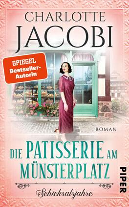Die Patisserie am Münsterplatz – Schicksalsjahre Das Buchcover zeigt eine Frau in einem eleganten, rot-weiß gestreiften Kleid, die vor einer charmanten Patisserie mit großen Fenstern steht. Der Hintergrund ist in sanften Rosa- und Grüntönen gehalten. Oben befindet sich der Name der Autorin „Charlotte Jacobi“ in geschwungener, schwarzer Schrift. Darunter steht „Die Patisserie am Münsterplatz“ in auffälligem, türkisfarbenem Schriftzug. Ein rotes Rechteck mit der Aufschrift „SPIEGEL Bestseller-Autorin“ dient als zusätzlicher Hinweis, während das Wort „Roman“ unten rechts in kleinerer Schrift eingebettet ist.