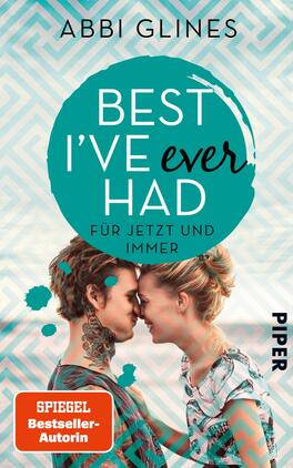 Best I’ve Ever Had – Für jetzt und immer Das Buchcover zeigt ein romantisches Paar, das sich innig anblickt. Die zentrale Farbgebung ist aquamarin mit Akzenten in Schwarz und Weiß. Überlagert von einem großen, halbtransparenten Kreis steht in auffälliger Schrift der Titel „BEST I’VE ever HAD“ in Weiß und Schwarz. Darunter befindet sich der Untertitel „FÜR JETZT UND IMMER“ in schlichter Schrift. In der unteren Ecke ist der Hinweis „SPIEGEL Bestseller-Autorin“ zu finden. Der Verlag ist in einer dezenten Schriftart am rechten Rand platziert.
