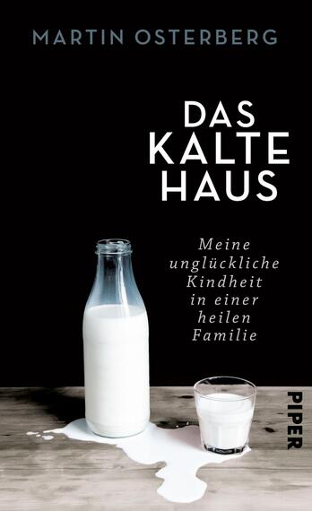 Das Buchcover zeigt einen minimalistisch gestalteten Hintergrund in Schwarz. In der oberen Hälfte des Covers ist der Titel „DAS KALTE HAUS“ in großen, weißen Buchstaben platziert. Darunter steht in kleinerer Schriftzug der Untertitel „Meine unglückliche Kindheit in einer heilen Familie“. Zentral auf dem Cover befindet sich eine Milchflasche, aus der ein Schuss Milch auf einen hölzernen Tisch tropft, daneben ein kleines Glas Milch. Das Cover vermittelt eine düstere, nachdenkliche Atmosphäre. Martin Osterberg ist als Autor genannt.