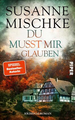 Du musst mir glauben Das Buchcover zeigt ein stimmungsvolles, farbenfrohes Landschaftsbild mit einem traditionellen, hellen Fachwerkhaus im Vordergrund. Dahinter erstreckt sich ein Wald mit leuchtend orange-rot gefärbten Blättern, was eine herbstliche Atmosphäre vermittelt. Der Titel „DU MUSST MIR GLAUBEN“ ist in großen, schwarzen Buchstaben platziert, während der Name der Autorin, Susanne Mischke, darüber in einem eleganten Schriftzug erscheint. In der unteren linken Ecke befindet sich ein rotes Emblem mit dem Text „SPIEGEL Bestseller-Autorin“, und am unteren Rand steht der Verlag „PIPER“ in Weiß.