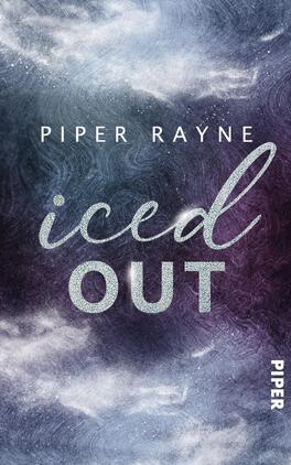Iced Out Das Buchcover zeigt einen dramatischen, abstrakten Hintergrund in Blau- und Lilatönen mit einer wolkenartigen Struktur. Der Titel „iced OUT“ ist apostrophiert, wobei „iced“ in einer eleganten, geschwungenen Schrift in Silber und „OUT“ in klaren, modernen Buchstaben angeordnet ist. Oberhalb steht der Name der Autorin „PIPER RAYNE“ in Großbuchstaben. Die gesamte Gestaltung vermittelt eine mystische und kühle Atmosphäre.