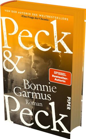 Das Buchcover zeigt ein einfarbiges, kräftiges Orange als Hauptfläche mit großflächiger, weißer Serifenschrift für Autorennamen Bonnie Garmus und den Titel Peck & Peck. In der unteren rechten Ecke wirkt eine aufgeklappte Ecke in Orangerot auf gelbem Untergrund, darauf der schwarze Hinweis „Vorläufiges Cover“. Die Typografie ist schwer, klassisch und kompakt; die Gesamtwirkung ist prägnant, warm und leicht spielerisch durch die umgeschlagene Ecke.