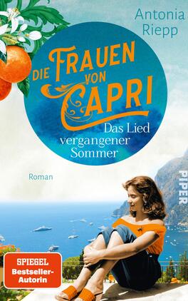 Die Frauen von Capri – Das Lied vergangener Sommer Das Buchcover zeigt eine sonnige Küstenlandschaft mit dem Blick auf das Meer und malerische Felsen im Hintergrund. Im Vordergrund sitzt eine Frau mit braunen Locken, die in einem orangefarbenen Oberteil und einem blauen Rock gekleidet ist. Oberhalb des Motivs steht in kräftigem Blau „Die Frauen von Capri“, während darunter in etwas kleinerer Schrift „Das Lied vergangener Sommer“ und „Roman“ in einfacher Typografie zu lesen sind. Die Farben des Covers strahlen Wärme und Lebensfreude aus.
