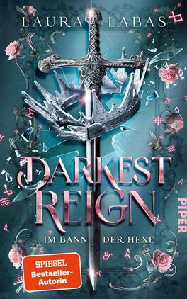 Darkest Reign – Im Bann der Hexe Das Buchcover zeigt ein eindrucksvolles Schwert, das durch eine Krone ergänzt wird, vor einem schimmernden, türkisfarbenen Hintergrund. Im oberen Bereich ist der Name der Autorin „Laura Labas“ in eleganter Schrift platziert. Der Titel „DARKTEST REIGN“ ist groß und in auffälligem, pinkem Schriftzug gehalten, während der Untertitel „Im Bann der Hexe“ in einer kleineren, dezenten Schrift darunter steht. Rosa Rosen und glitzernde Elemente verleihen dem Cover eine mystische Atmosphäre.