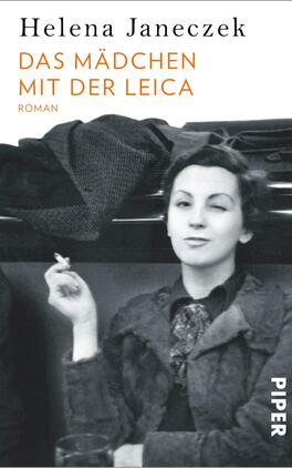 Das Mädchen mit der Leica Das Buchcover zeigt ein schwarz-weißes Porträt einer jungen Frau mit gewelltem Haar, die lässig eine Zigarette hält und mit einem Augenzwinkern in die Kamera schaut. Im oberen Bereich ist der Titel „DAS MÄDCHEN MIT DER LEICA“ in großen orangen Buchstaben platziert, während darunter der Hinweis „Roman“ in kleinerer Schrift erscheint. Der Name der Autorin, Helena Janeczek, steht ebenfalls in orange und ist oben links positioniert. Der Hintergrund wirkt dezent und fügt sich harmonisch in das Gesamtbild ein.