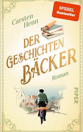 Der Geschichtenbäcker Das Buchcover zeigt im Mittelpunkt den Titel „DER GESCHICHTENBÄCKER“ in großem, goldfarbenem, geschwungenem Schriftzug. Darunter steht „Roman“ in kleinerer schwarzer Schrift. Oberhalb des Titels liegen stilisierte Bücher. Im Hintergrund ist ein Radfahrer mit einem Korb, der durch eine malerische Stadt fährt, abgebildet. Die Farbpalette besteht aus sanften Pastelltönen, die eine einladende Atmosphäre erzeugen. Oben links befindet sich ein rotes Fähnchen mit der Aufschrift „SPIEGEL Bestseller“. Der Autor Carsten Henn ist in der oberen linken Ecke vermerkt.