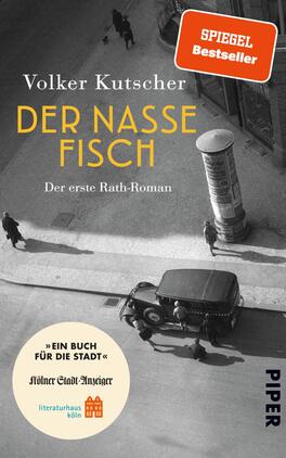 Der nasse Fisch (Sonderausgabe Ein Buch für die Stadt Köln 2023) Das Buchcover zeigt eine schwarz-weiße historische Straßenaufnahme, die eine belebte Stadtansicht zeigt. Im Vordergrund ist ein altmodisches Auto abgebildet, während im Hintergrund Passanten und Gebäude zu erkennen sind. Der Titel „DER NASSE FISCH“ steht in großen, leuchtend gelben Buchstaben oberhalb des Bildes, gefolgt vom Autorennamen Volker Kutscher. In der oberen rechten Ecke befindet sich ein rotes Rechteck mit dem Aufdruck „SPIEGEL Bestseller“. Unten links ist ein weißer Sticker mit dem Text „Ein Buch für die Stadt“ und dem Verweis auf den Kölner Stadt-Anzeiger.