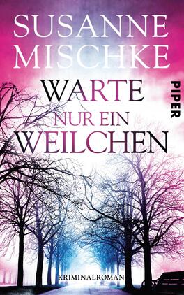 Warte nur ein Weilchen Das Buchcover zeigt eine mysteriöse Kulisse mit kahlen Bäumen vor einem sanften, verschwommenen Hintergrund in den Farben Pink und Blau. Der Titel „Warte nur ein Weilchen“ ist in großen, auffälligen Buchstaben in Schwarz und Weiß gestaltet, wobei der Name der Autorin „Susanne Mischke“ darüber in eleganter Schrift platziert ist. Am unteren Rand befindet sich der Verweis „Kriminalroman“. Das Cover vermittelt eine spannende und düstere Atmosphäre, die die Neugier der Leser weckt.