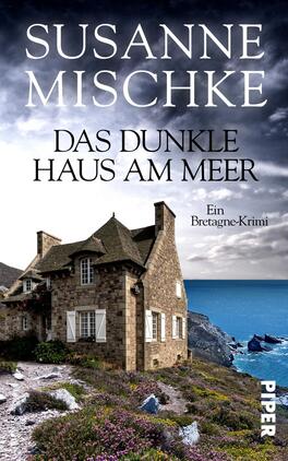 Das dunkle Haus am Meer Das Buchcover zeigt ein charmantes, steinernes Haus mit einem sorgfältig gestaltetem Dach, das an der Küste steht. Die meisten Farben sind in kühlen Tönen gehalten, mit einem eindrucksvollen blauen Meer im Hintergrund und dramatischen Wolken am Himmel. Der Titel „DAS DUNKLE HAUS AM MEER“ ist in großen, schwarzen Lettern prominent platziert, während der Autorenname „SUSANNE MISCHKE“ darüber in Weiß geschrieben ist. Unten steht „Ein Bretagne-Krimi“ in einer kleineren Schriftart.