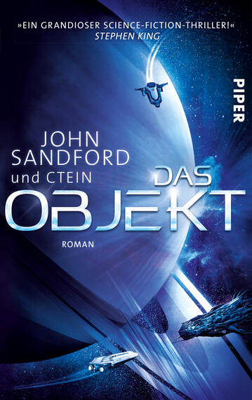 Das Buchcover zeigt einen farbenfrohen Weltraumhintergrund mit einem großen, blauen Planeten und einem Schiff, das in der Nähe schwebt. Der Titel „DAS OBJEKT“ wird in großen, futuristischen, weißen Buchstaben prominent platziert, während die Autoren „JOHN SANDFORD und CTEIN“ in kleineren, blauen Buchstaben darüber stehen. In der oberen Ecke befindet sich ein Zitat von Stephen King, das in einer schlichten Schriftart gestaltet ist. Die Atmosphäre des Covers vermittelt Spannung und Abenteuer in einem Science-Fiction-Kontext.