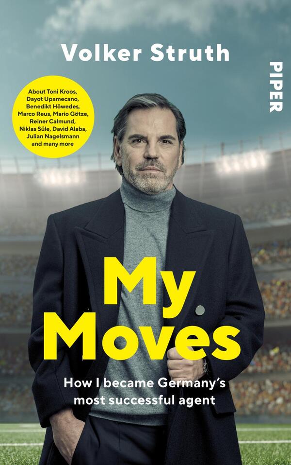 Das Buchcover zeigt einen Mann in einem eleganten, dunklen Anzug, der selbstbewusst im Stadion steht. Die Hintergrundfarbe ist ein sanftes Grau, das die dynamische Atmosphäre des Fußballs vermittelt. Der Titel „My Moves“ erscheint in großen, leuchtend gelben Buchstaben, begleitet von dem Untertitel „How I became Germany's most successful agent“ in einer schlichten Schrift. Oben links befindet sich ein kreisförmiges Banner in Gelb mit Informationen über bekannte Fußballspieler. Der Name „Volker Struth“ ist prominent platziert.