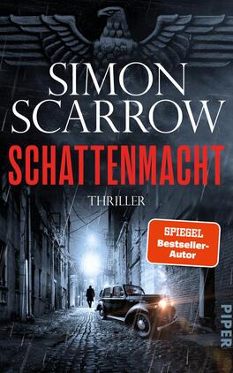 Schattenmacht Das Buchcover zeigt eine düstere, neblige Stadtlandschaft mit alten, schmalen Gassen. Im Hintergrund ist ein Werkzeug des Regimes abgebildet, während ein Mann in einem langen Mantel von hinten sichtbar ist und auf ein altes Auto schaut. Der Titel „SCHATTENMACHT“ ist in großen, roten Buchstaben hervorgehoben, unter dem der Zusatz „THRILLER“ in Weiß steht. Oben ist der Name des Autors Simon Scarrow in Weiß platziert. Ein orangefarbener Button mit dem Text „SPIEGEL Bestseller-Autor“ gibt zusätzliche Informationen.