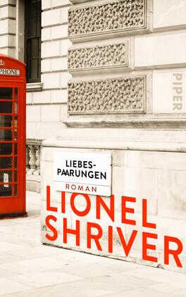 Liebespaarungen Das Buchcover zeigt eine stilisierte Außenansicht eines Gebäudes mit einer auffälligen roten Telefonzelle im Vordergrund. Der Schriftzug „LIEBES-PAARINGEN“ ist in eleganter, grauer Typografie auf einem weißen Schild platziert, darunter steht in kräftigen roten Buchstaben der Name „LIONEL SHRIVER“. Die Farben des Covers sind überwiegend in Grautönen gehalten, mit dem starken Kontrast von Rot, was eine lebendige und ansprechende Atmosphäre schafft.