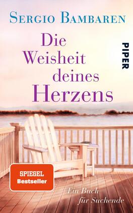 Die Weisheit deines Herzens Das Buchcover zeigt eine sanfte, pastelartige Landschaft mit einem Holzsteg, der über Wasser führt. Die Farben sind dabei überwiegend in sanften Rosatönen und blauen Akzenten gehalten. Der Titel „Die Weisheit deines Herzens“ ist prominent in lila Schrift platziert, wobei das Wort „Herzens“ besonders hervorgehoben ist. Oberhalb des Titels steht der Autor „Sergio Bambaren“. Unten links befindet sich ein rotes Label mit dem Text „SPIEGEL Bestseller“. Am unteren Rand finden sich die Worte „Ein Buch für Suchende“ in einer schlichten Schriftart.