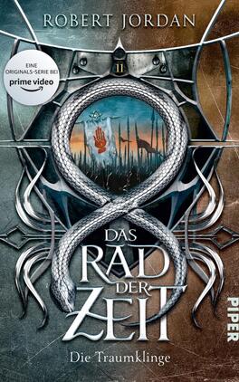 Das Rad der Zeit 11 Das Buchcover zeigt eine fantasievolle Illustration mit einem geschwungenen, silberfarbenen Schlangensymbol, das sich um einen blauen Hintergrund windet. Im Zentrum befindet sich eine gemalte Landschaft mit einer Hand und roten Akzenten, umgeben von düsteren, spitzen Konturen. Der Titel „DAS RAD DER ZEIT“ ist in großen, weißen Buchstaben platziert, während der Zusatz „Die Traumklinge“ darunter in kleinerer Schrift erscheint. Oben links befindet sich ein ovaler Aufkleber mit dem Text „EINE ORIGINAL-SERIE BEI prime video“.