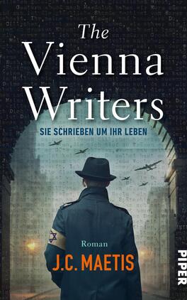 The Vienna Writers – Sie schrieben um ihr Leben Das Buchcover zeigt eine mysteriöse Szenerie mit einem in der Ferne stehenden Mann in einem schwarzen Mantel und Hut. Er blickt in eine durch eine Architektur gegebene Öffnung, während im Hintergrund alte Schriftzeichen und Flugzeuge sichtbar sind. Die Farben sind überwiegend in dunklen Tönen gehalten, mit einem Hauch von Blau und Grau, was eine düstere Atmosphäre schafft. Der Titel „The Vienna Writers“ steht in markanter, weißer Schrift, darunter der Untertitel „Sie schrieben um ihr Leben“ sowie der Autor J.C. Maetis in kleinerer Schrift.