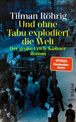 Und ohne Tabu explodiert die Welt Das Buchcover zeigt eine historische Straßenansicht in schwarz-weiß mit Menschen und alten Fahrzeugen. In der Mitte steht der Titel „Und ohne Tabu explodiert die Welt“ in leuchtendem Gelb, darüber der Autorname Tilman Röhrig in blauer Schrift. Unter dem Titel steht der Untertitel „Der große Erich Kästner Roman“ in kleinerer Schrift. Auf der rechten unteren Seite befindet sich eine rote Auszeichnung mit dem Text „SPIEGEL Bestseller-Autor“. Die Gesamtatmosphäre vermittelt einen nostalgischen Eindruck.