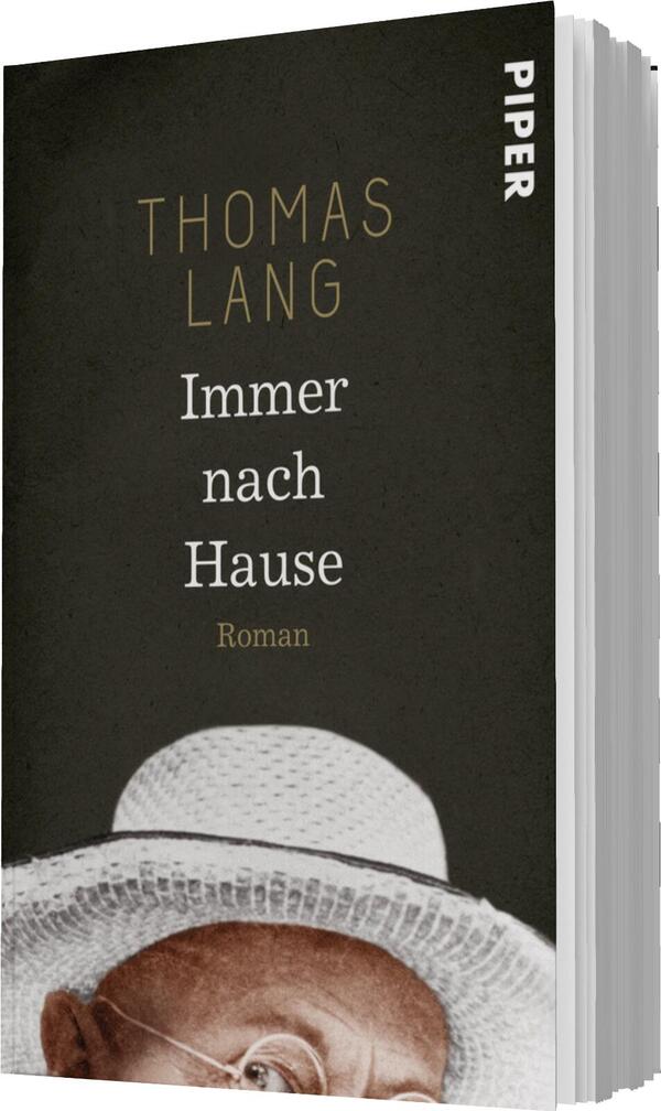 Das Buchcover zeigt einen schlichten, dunklen Hintergrund mit einem ausdrucksvollen Porträt einer älteren Person, die einen weißen Hut trägt. Der Titel „Immer nach Hause“ ist in klarer, weißer Schrift zentriert in der Mitte zu sehen, darunter folgt das Wort „Roman“ in kleinerer Schrift. Der Autorennamen „THOMAS LANG“ steht in goldener Schrift oben auf dem Cover. Die Komposition vermittelt eine nachdenkliche und nostalgische Atmosphäre.