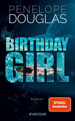Birthday Girl Das Buchcover zeigt eine unter Wasseraufnahmen stilisierte Darstellung mit einer schwimmenden Person und einer ruhigen Wasseroberfläche in unterschiedlichen Blautönen. Der Titel „BIRTHDAY GIRL“ ist in großen, weißen Buchstaben platziert, die teilweise mit Wasser reflektiert werden. Der Autorenname „PENELOPE DOUGLAS“ steht oben in schlichtem Weiß. Unten rechts befindet sich ein rotes Feld mit dem Aufdruck „SPIEGEL Bestseller“ und dem Wort „Roman“ in kleinerer Schrift.