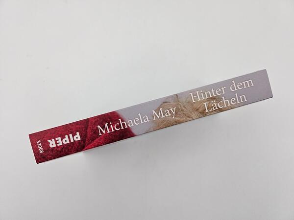 Innenansicht des Buches „Hinter dem Lächeln“