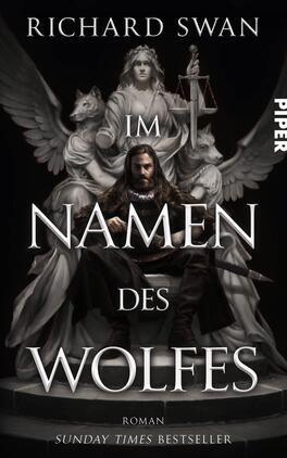 Im Namen des Wolfes Das Buchcover zeigt eine dramatische Szene mit einer zentralen Figur, die auf einem Thron sitzt. Der Protagonist, in dunkler Kleidung, hat lange Haare und hält ein Schwert. Um ihn herum stehen wolfsähnliche Kreaturen sowie eine mächtige Statue, die Gerechtigkeit symbolisiert. Die Farbpalette umfasst dunkle Töne mit silbernen und weißen Akzenten. Der Titel „IM NAMEN DES WOLFES“ ist in großer, markanter Schrift in der Mitte des Covers platziert. Oben ist der Name des Autors „RICHARD SWAN“ und unten der Hinweis „Roman“.