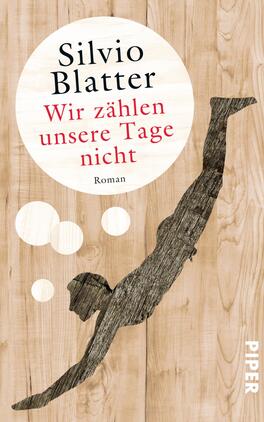 Wir zählen unsere Tage nicht Das Buchcover zeigt eine minimalistische Gestaltung auf holzfarbener Oberfläche. In der Mitte befindet sich ein großer, weißer Kreis, auf dem der Titel „Wir zählen unsere Tage nicht“ in roter Schrift steht. Darunter ist der Name des Autors „Silvio Blatter“ in schwarzer Schrift platziert. Links zeigt eine stilisierte, dunkle Silhouette eines Tauchers, der ins Wasser eintaucht. Drei kleine, weiße Blasen ergänzen die Illustration und verleihen dem Cover eine dynamische Atmosphäre.