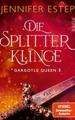 Die Splitterklinge Das Buchcover zeigt einen rot-goldenen Hintergrund mit funkelnden Lichteffekten, die eine mysteriöse Atmosphäre erzeugen. Im Vordergrund ist eine prächtig verzierte Klinge zu sehen, deren Griff mit detailreichen Ornamenten versehen ist. Der Titel „Die Splitterklinge“ ist in eleganter, geschwungener Schrift in Weiß gehalten, während der Zusatz „Gargoyle Queen 3“ in kleinerer Schrift darunter steht. Oben links steht der Name der Autorin, Jennifer Estep, ebenfalls in goldener Schrift.