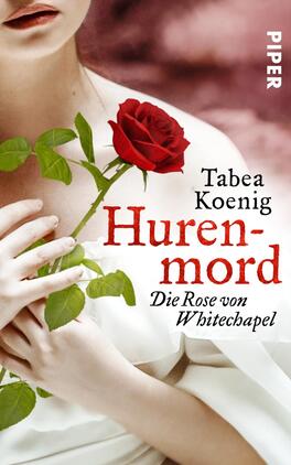 Hurenmord - Die Rose von Whitechapel Das Buchcover zeigt eine Detailaufnahme einer Frau mit blassen Gesichtszügen und sanften Einstellungen, die eine rote Rose in der rechten Hand hält. Der Hintergrund ist verschwommen, was die emotionale Intensität verstärkt. Der Titel „Hurenmord“ ist in kräftigem Rot mittig platziert, während der Untertitel „Die Rose von Whitechapel“ in schlichter Schrift darunter steht. Oben links ist der Name der Autorin, Tabea Koenig, in eleganter Schrift zu sehen. Die dominierenden Farben sind Weiß, Rot und Grün.