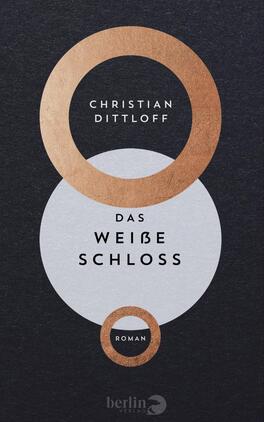 Das Weiße Schloss Das Buchcover zeigt einen dunklen Hintergrund, der einen starken Kontrast zu den geometrischen Elementen bildet. Im oberen Bereich steht der Name des Autors „Christian Dittloff“ in einer eleganten, weißen Schrift. Darunter befindet sich der Titel „DAS WEIßE SCHLOSS“, ebenfalls in einer markanten, schwarzen Schrift. Die Titelgestaltung wird durch eine große graue Ellipse und eine darüberliegende kupferfarbene Kreisanordnung ergänzt, die eine moderne, minimalistische Atmosphäre vermitteln. Das Wort „Roman“ ist klein und dezent am unteren Rand platziert.