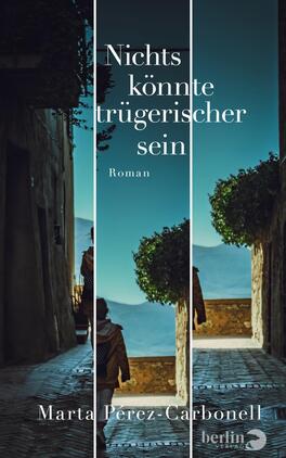 Nichts könnte trügerischer sein Das Buchcover zeigt zwei schmale Gassen in einer mediterranen Stadt, die in warmen Erdtönen gehalten sind. An den Wänden wachsen Pflanzen, die Schatten werfen. Der Himmel ist blau und klar, was eine friedliche Atmosphäre schafft. Der Titel „Nichts könnte trügerischer sein“ ist prominent in eleganter, weißer Schrift platziert, darunter steht „Roman“ in kleinerer Schrift. Der Autorenname „Marta Pérez-Carbonell“ ist ebenfalls in Weiß am unteren Rand des Covers zu sehen.