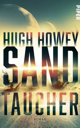 Sandtaucher Das Buchcover zeigt eine futuristische Landschaft mit sandigen Dünen und einem großen Planeten im Hintergrund. Der Titel „SANDTAUCHER“ in großen, kräftigen Buchstaben nimmt den zentralen Platz ein und strahlt dynamische Farben von Blau, Orange und Gelb aus, die einen spannungsgeladenen Eindruck vermitteln. Der Autorenname „Hugh Howey“ steht darüber in einer weniger auffälligen Schriftart. Ganz unten befindet sich das Wort „Roman“ in kleinerer Schrift. Die Farbverläufe und Lichtakzente unterstreichen die Sci-Fi-Atmosphäre des Covers.