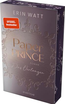 Paper Prince Das Buchcover zeigt einen eleganten, tiefvioletten Hintergrund, verziert mit einem filigranen, silbernen Ornament. Der Titel „Paper PRINCE“ erscheint in großen, goldenen Buchstaben und strahlt ansprechende Präsenz aus. Darunter steht in kleineren, weißen Ziffern „Roman“ und in kursiver Schrift „Das Verlangen“. Oben links befindet sich ein rotes Aufkleberbanner mit dem Text „SPIEGEL Bestseller“. Das Cover vermittelt eine geheimnisvolle und ansprechende Atmosphäre.