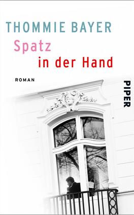 Spatz in der Hand Das Buchcover zeigt einen schwarz-weißen Hintergrund mit einem Fenster, vor dem eine Person sitzt, die in Gedanken versunken wirkt. Der Titel „Spatz in der Hand“ ist in einer verspielten Kombination aus Türkis und Rot gehalten, während der Autorname „THOMMIE BAYER“ in einem klaren Blau erscheint. Am unteren Rand ist das Wort „ROMAN“ dezent platziert. Die Atmosphäre wirkt nachdenklich und melancholisch, ergänzt durch die geschwungene Architektur des Fensters.
