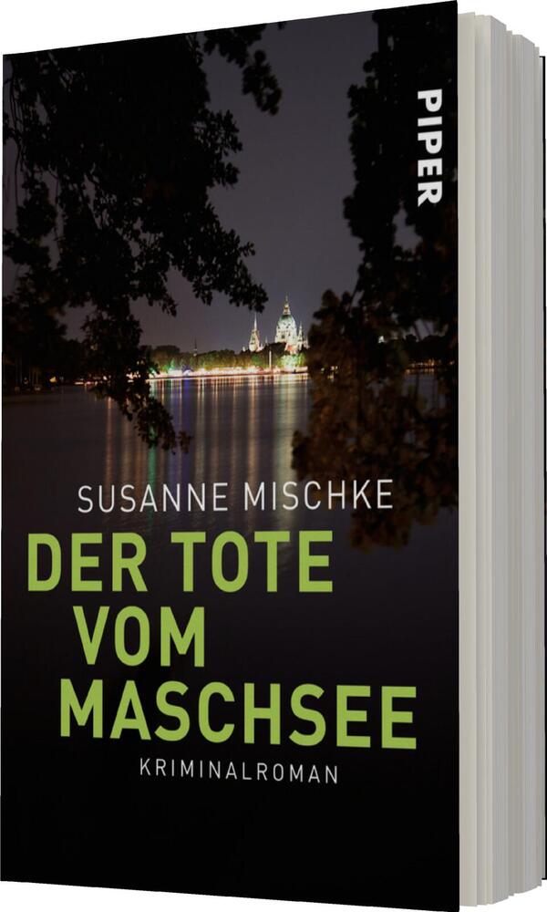 Das Buchcover zeigt eine nächtliche Szenerie am Maschsee, dominiert von dunklen Farben und einem geheimnisvollen Ambiente. Im Hintergrund sind hell erleuchtete Gebäude sichtbar, die sich im Wasser spiegeln. Der Titel „DER TOTE VOM MASCHSEE“ erscheint in kräftigem Weiß und hebt sich von der dunklen Umgebung ab. Darunter steht „KRIMINALROMAN“ in kleinerer Schrift. Oben links ist der Name der Autorin, Susanne Mischke, platziert. Das Cover vermittelt eine spannungsgeladene Atmosphäre, passend zum Genre.