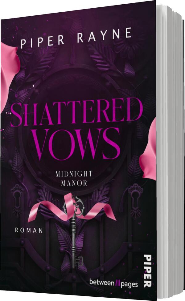 Das Buchcover zeigt einen dunklen Hintergrund mit einem mysteriösen, schwungvollen Design. Im Mittelpunkt steht der Titel „SHATTERED VOWS“ in großen, auffälligen Buchstaben, die in einem leuchtenden Pink gehalten sind. Darunter befindet sich der Untertitel „MIDNIGHT MANOR“ in einer eleganten, schlichten Schrift. Auf der linken Seite sind pinke Schleifen platziert, die dem Cover eine zusätzliche Farbe und Dynamik verleihen. Der Autorname „PIPER RAYNE“ erscheint oben am Cover in einem klaren, weißen Schriftzug. Der Gesamteindruck vermittelt eine geheimnisvolle und romantische Atmosphäre.