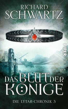 Das Blut der Könige Das Buchcover zeigt einen krönenden Schmuck mit einem roten Edelstein vor einer düsteren, nebligen Landschaft. Im Hintergrund sind historische Ruinen und eine mysteriöse Gebirgslandschaft sichtbar, die eine geheimnisvolle Atmosphäre erzeugen. Der Titel „Das Blut der Könige“ ist in großen, kontrastierenden Buchstaben in Weiß gehalten, während der Autorennamen „Richard Schwartz“ oben in eleganter Schrift erscheint. Am rechten Rand befindet sich das Verlagslogo „PIPER“.