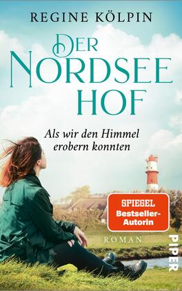 Der Nordseehof – Als wir den Himmel erobern konnten Das Buchcover zeigt eine junge Frau mit langen, braunen Haaren, die in nachdenklicher Pose auf einer Wiese sitzt. Sie trägt eine grüne Jacke und blickt in Richtung eines Leuchtturms vor einer idyllischen maritimen Landschaft. Der Himmel ist hellblau mit sanften weißen Wolken. Der Titel „Der Nordsee Hof“ ist in stylishen, großen Buchstaben oben angebracht, während der Untertitel „Als wir den Himmel erobern konnten“ in kleinerer Schrift erscheint. Am unteren Rand befindet sich ein Hinweis auf die Autorin Regine Kölpin und ein rotes Banner mit der Aufschrift „SPIEGEL Bestseller-Autorin“.