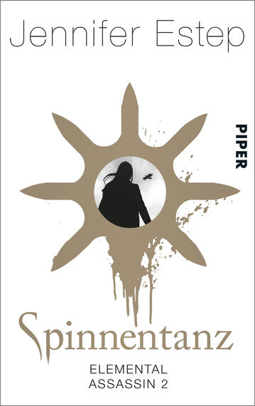 Das Buchcover zeigt eine stilisierte Sonne in Goldton, hinter der sich eine Silhouette einer Person mit Kapuze und einer schmalen Körperhaltung befindet. In der Mitte der Sonne ist ein runder Bereich mit einem Schattenriss, der eine geheimnisvolle Atmosphäre vermittelt, während sich kleine schwarze Vögel im Flug darüber bewegen. Der Titel „Spinnentanz“ steht in eleganter, brauner Schrift am unteren Rand, begleitet von der Bezeichnung „Elemental Assassin 2“. Am oberen Rand ist der Name der Autorin „Jennifer Estep“ zu finden, sowie das Verlagslogo „Piper“ in einer vertikalen Ausrichtung.