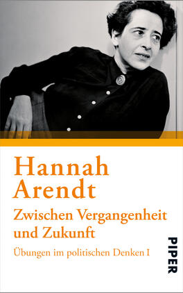 Zwischen Vergangenheit und Zukunft Das Buchcover zeigt ein Porträt von Hannah Arendt, das sie nachdenklich mit verschränkten Händen darstellt. Ihr Gesicht ist im Fokus, während sie in die Ferne blickt. Der Hintergrund ist in Schwarz-Weiß gehalten, was die Aufmerksamkeit auf die hellen, orangefarbenen Schriftzüge lenkt. Oben steht „Hannah Arendt“, gefolgt von dem Titel „Zwischen Vergangenheit und Zukunft“ in einer klaren, modernen Schrift. Unten ist „Übungen im politischen Denken I“ zu lesen.