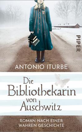 Die Bibliothekarin von Auschwitz Das Buchcover zeigt ein Mädchen in einem blauen Mantel, das auf einem schneebedeckten Weg steht. In ihren Händen hält sie mehrere Bücher. Der Hintergrund zeigt eine winterliche Landschaft mit einem grauen Himmel und einem flüchtig erkennbaren Gebäude. Der Titel „Die Bibliothekarin von Auschwitz“ ist in einer eleganten Schriftart platziert, während der Untertitel „Roman nach einer wahren Geschichte“ in kleineren Buchstaben darunter steht. Der Autor „Antonio Iturbe“ ist in einer auffälligen Position links auf dem Cover angeordnet.