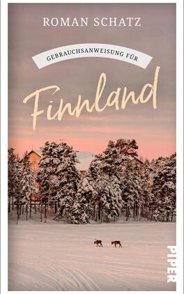 Gebrauchsanweisung für Finnland Das Buchcover zeigt eine winterliche Landschaft in Finnland mit schneebedeckten Bäumen und einem sanften, rosa-farbenen Himmel im Hintergrund. Im Vordergrund sind zwei Rehe sichtbar, die durch den Schnee laufen. Der Titel „Gebrauchsanweisung für Finnland“ erscheint in einer eleganten, geschwungenen Schrift und ist mittig platziert. Darüber steht der Name des Autors, „Roman Schatz“, in einer schlichten, serifenlosen Schrift. Der Verlag wird in der unteren rechten Ecke mit „PIPER“ genannt.