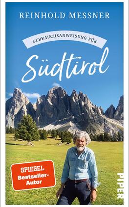Gebrauchsanweisung für Südtirol Das Buchcover zeigt eine idyllische Landschaft mit hohen, schroffen Berggipfeln unter einem strahlend blauen Himmel. Im Vordergrund steht ein lächelnder Mann mit grauen Haaren und einem Bart in einem hellen Hemd und beigen Hosen. Oberhalb der Figur steht der Titel „Gebrauchsanweisung für Südtirol“ in geschwungener, eleganter Schrift. Der Autorennamen „Reinhold Messner“ und der Hinweis „SPIEGEL Bestseller-Autor“ sind in klarer Typografie platziert, die eine vertrauensvolle Atmosphäre vermittelt.