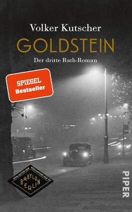 Goldstein Das Buchcover zeigt eine düstere, stimmungsvolle Stadtansicht in Schwarz-Weiß, die von Nebel und Straßenlicht durchzogen ist. Im Vordergrund ist ein nostalgisches Auto zu sehen, während im Hintergrund Straßenlaternen und Bäume die Kulisse prägen. Der Titel „GOLDSTEIN“ ist in goldener Schrift platziert und wirkt auffällig. Darunter steht in kleinerer Schrift „Der dritte Rath-Roman“. Ein roter Rechteck-Button mit dem Text „SPIEGEL Bestseller“ hebt sich vom Cover ab. Der Autor „Volker Kutscher“ ist im oberen Bereich in Weiß dargestellt.