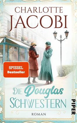 Die Douglas-Schwestern Das Buchcover zeigt zwei Frauen in stilvollen, historischen Kleidern, die im Vordergrund freundlich miteinander sprechen. Die linke Frau trägt ein rotes Kleid und einen Hut, die rechte ist in einem hellblauen Gewand gekleidet. Im Hintergrund ist eine elegante Straßenszene mit einem Café und einer Straßenlaterne zu sehen. Oben steht in großen, geschwungenen Buchstaben „CHARLOTTE JACOBI“. Der Titel „Die Douglas Schwestern“ ist in geschwungener Schrift in der Mitte platziert, darunter erkennt man den Hinweis „SPART BESTSELLER“ in einem roten Kästchen. Der Verlag ist am rechten Rand in kleinen Buchstaben platziert.
