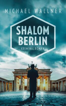 Shalom Berlin Das Buchcover zeigt eine dramatische Ansicht des Brandenburger Tors bei Dämmerung. Im Vordergrund steht eine silhouettierte Figur in einem langen, dunklen Mantel, die in Richtung des Tors blickt. Der Himmel ist in verschiedenen Blautönen gehalten, ergänzt durch dramatische Wolken. In der Mitte des Covers befindet sich ein sechseckiges Emblem mit dem Titel „SHALOM BERLIN“ in fetten weißen Buchstaben, darunter der Zusatz „KRIMINALROMAN“ in kleinerer Schrift. Am oberen Rand steht der Autor „MICHAEL WALLNER“.